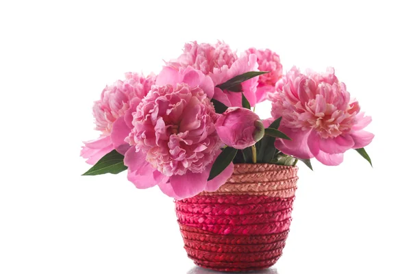 A fonott vázában rózsaszín pünkösdi rózsa csokor — Stock Fotó