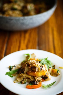 Kızarmış yağlı mantar ve sebze ile buğday noodle