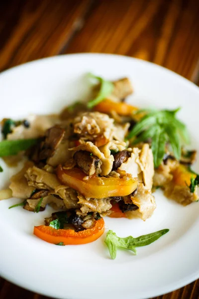 Гречневая лапша с жареными грибами и овощами — стоковое фото