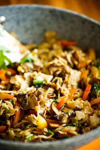 Macarrão de trigo mourisco com cogumelos fritos e legumes — Fotografia de Stock