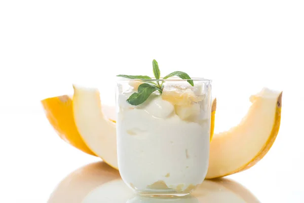Zelfgemaakte yoghurt met plakjes rijpe meloen — Stockfoto