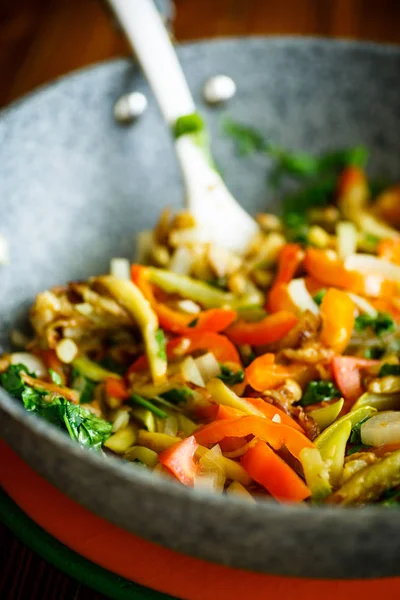 Ensalada caliente de verano de verduras fritas con tomates — Foto de Stock