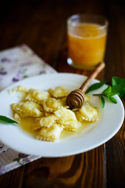 Raviolis sucrés faits maison avec fromage cottage et miel — Photo