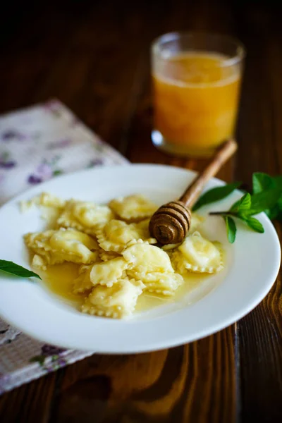 Raviolis dulces caseros con queso cottage y miel —  Fotos de Stock