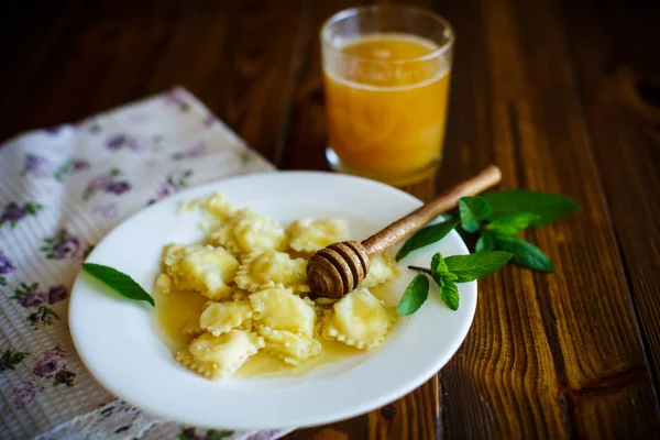 Raviolis dulces caseros con queso cottage y miel —  Fotos de Stock