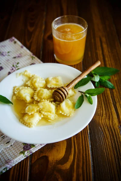Hemmagjord söta ravioli med keso och honung — Stockfoto