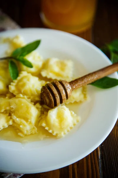 Homemade sweet ravioli with cottage cheese and honey — Stock Photo, Image