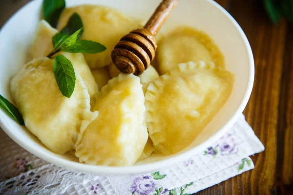 Σπιτικό γλυκό ραβιόλια με τυρί cottage και το μέλι — Φωτογραφία Αρχείου