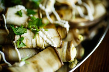 Doldurma peynirli patlıcan ruloları