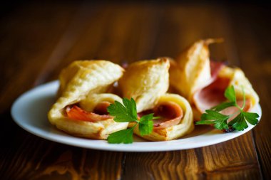 Pastırma ile pişmiş puf böreği