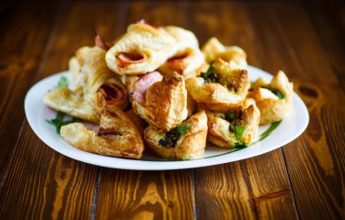 Pastırma ile pişmiş puf böreği