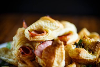 Pastırma ile pişmiş puf böreği