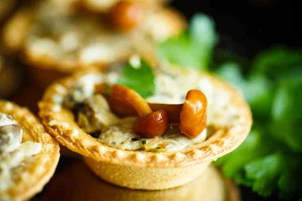 Tartaletas con relleno de champiñones —  Fotos de Stock