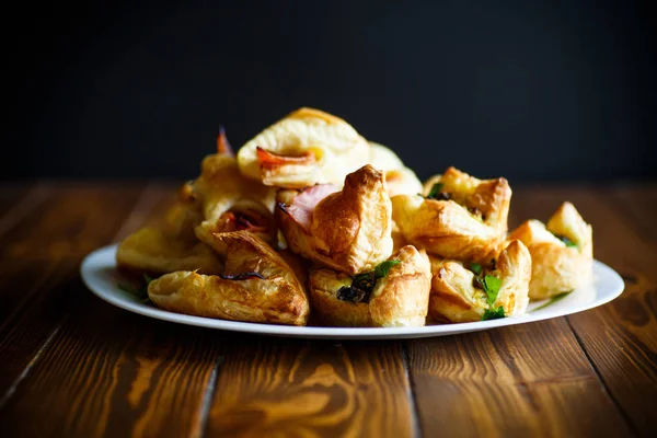 Pastırma ile pişmiş puf böreği