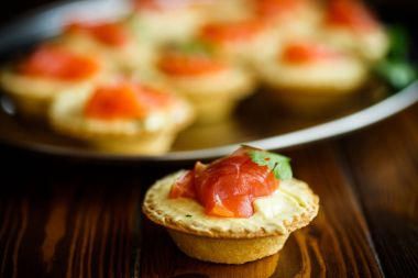 Tartlets peynir Dolum ve tuzlanmış somon eti ile