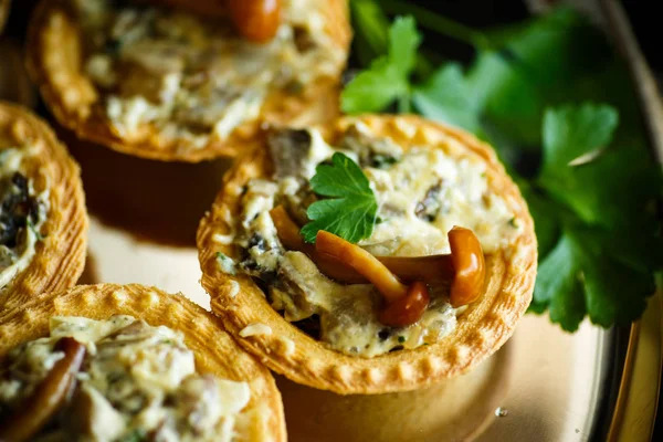 Tartelettes avec remplissage aux champignons — Photo