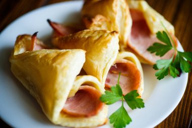 Pastırma ile pişmiş puf böreği