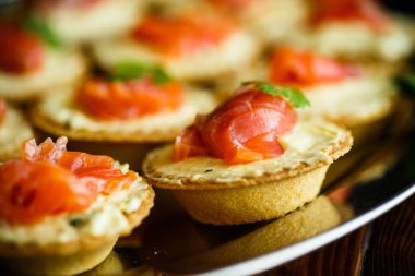 Tartlets peynir Dolum ve tuzlanmış somon eti ile