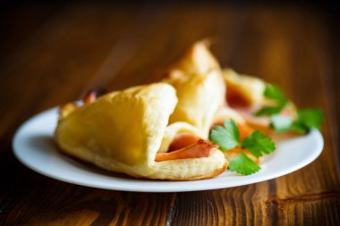 Pastırma ile pişmiş puf böreği