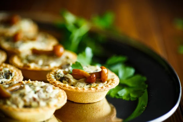 Tartlets com recheio de cogumelos — Fotografia de Stock