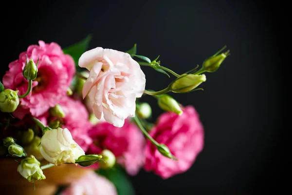 Bellissimo bouquet di fiori di lisianto rosa — Foto Stock