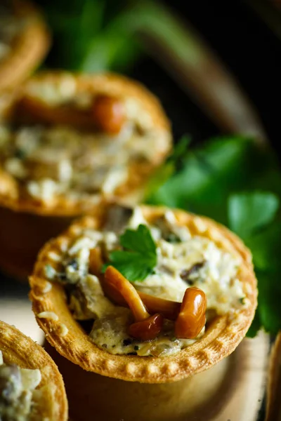 Tartaletas con relleno de champiñones —  Fotos de Stock