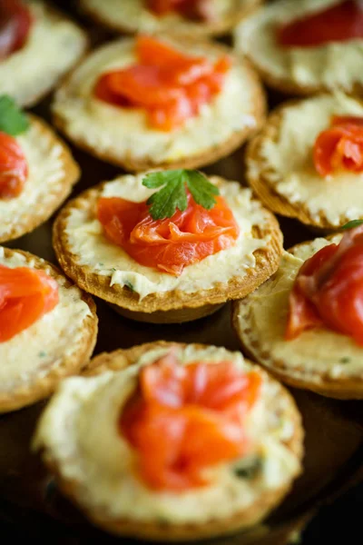 Tartaletas con relleno de queso y carne de salmón salada —  Fotos de Stock