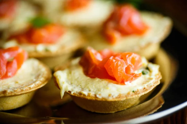 Tartlets com recheio de queijo e carne de salmão salgada — Fotografia de Stock