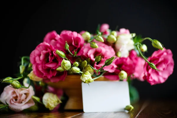 Hermoso ramo de flores de lisianthus rosa — Foto de Stock
