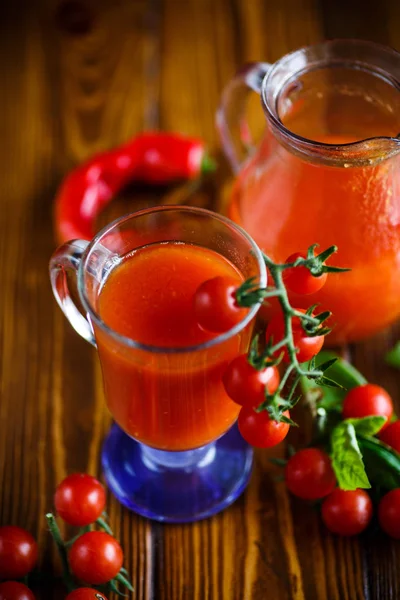 Sumo de tomate natural caseiro em um decantador — Fotografia de Stock