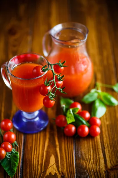 Домашний натуральный томатный сок в графине — стоковое фото