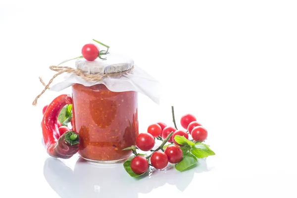 Hausgemachte Bio-Tomatensauce im Glas — Stockfoto