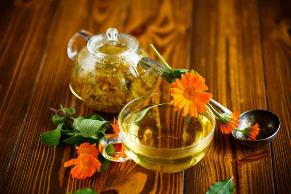 Therapeutische thee uit bloemen van calendula — Stockfoto