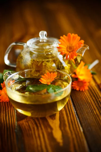 Terapötik calendula çiçeklerin çaydan