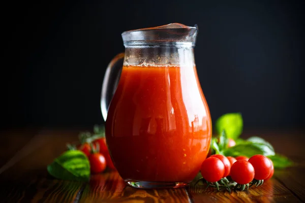 Hausgemachter natürlicher Tomatensaft in einer Karaffe — Stockfoto