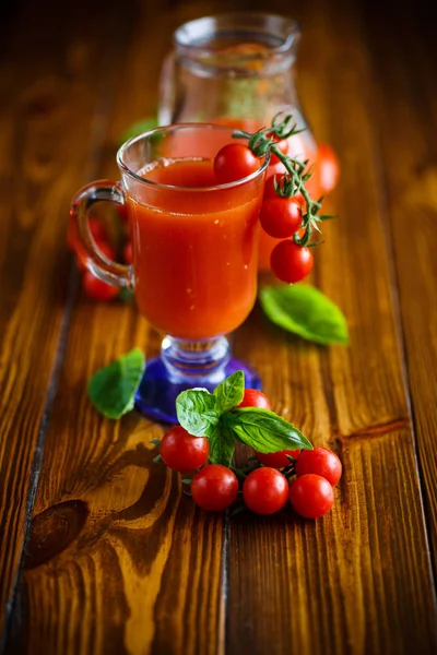 Sumo de tomate natural caseiro em um decantador — Fotografia de Stock