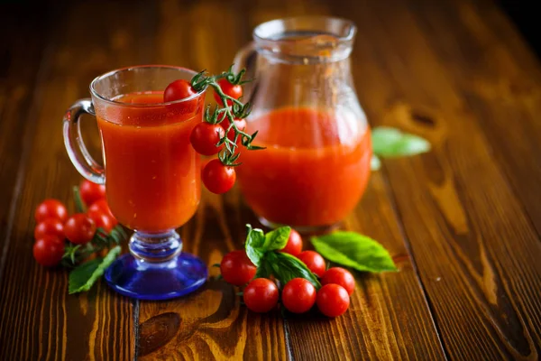 Sumo de tomate natural caseiro em um decantador — Fotografia de Stock