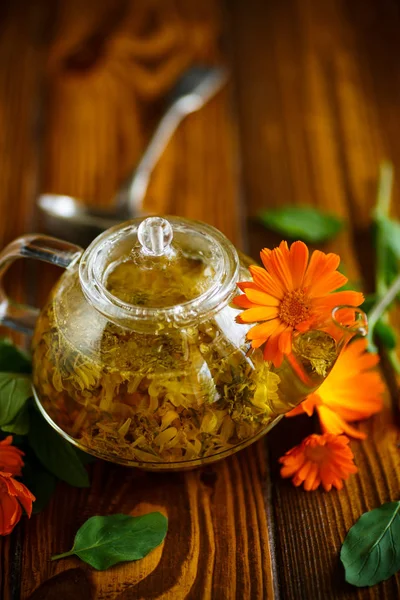 Терапевтический чай из цветов календулы Лицензионные Стоковые Фото