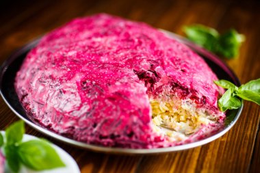 katmanlı pasta ringa balığı ve kırmızı pancar salatası