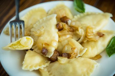 haşlama köfte patates ve kızarmış soğan ile