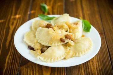 haşlama köfte patates ve kızarmış soğan ile