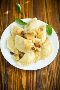 haşlama köfte patates ve kızarmış soğan ile