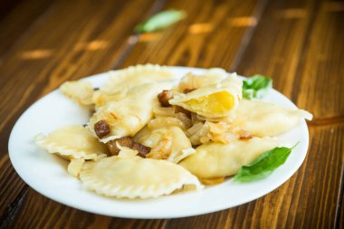 haşlama köfte patates ve kızarmış soğan ile