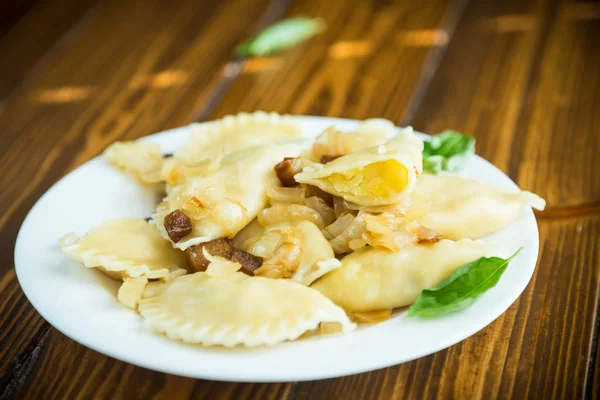 haşlama köfte patates ve kızarmış soğan ile