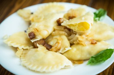 haşlama köfte patates ve kızarmış soğan ile