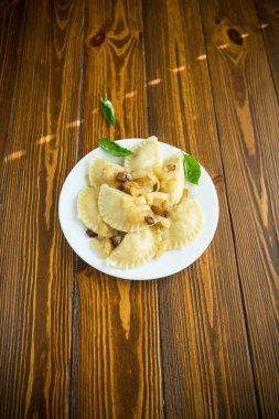 haşlama köfte patates ve kızarmış soğan ile