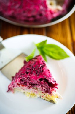 katmanlı pasta ringa balığı ve kırmızı pancar salatası