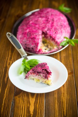 katmanlı pasta ringa balığı ve kırmızı pancar salatası