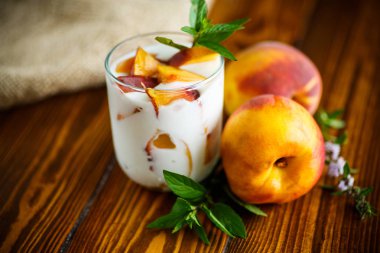 Adet şeftali tatlı ev yapımı yoğurt