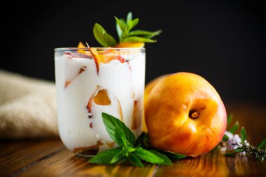 Adet şeftali tatlı ev yapımı yoğurt
